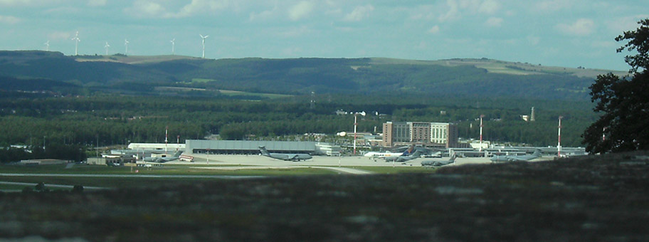 Die amerikanische Air Base Ramstein (Zentralgebäude mit Flugfeld), von Burg Nanstein aus gesehen.